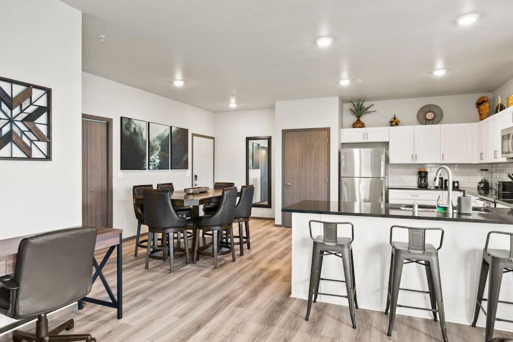 Spacious New 2 Bed 2 Bath Apt By Downtown 스포캔 외부 사진