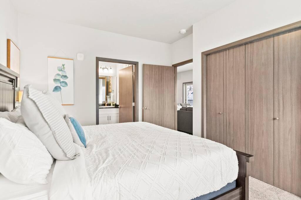 Spacious New 2 Bed 2 Bath Apt By Downtown 스포캔 외부 사진