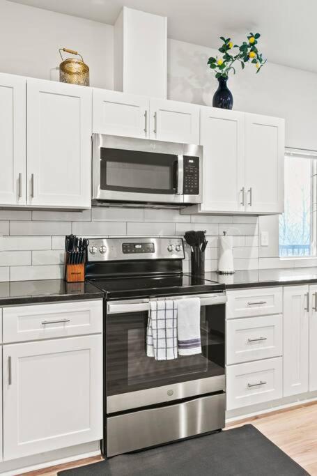 Spacious New 2 Bed 2 Bath Apt By Downtown 스포캔 외부 사진