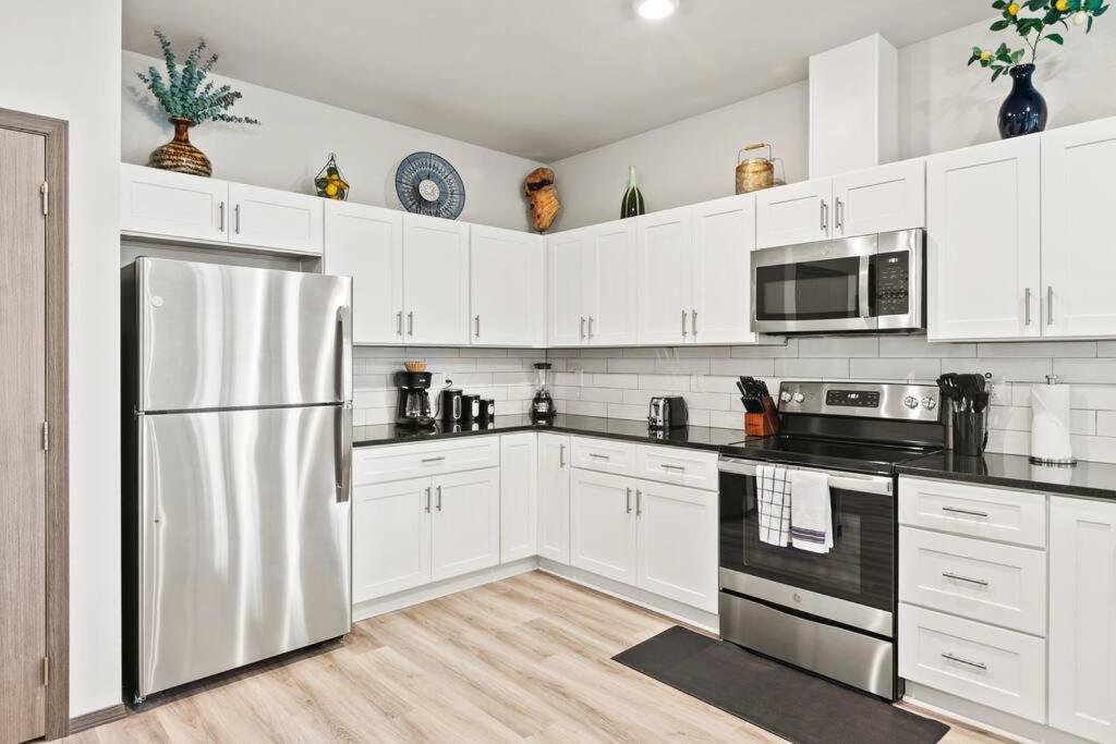 Spacious New 2 Bed 2 Bath Apt By Downtown 스포캔 외부 사진