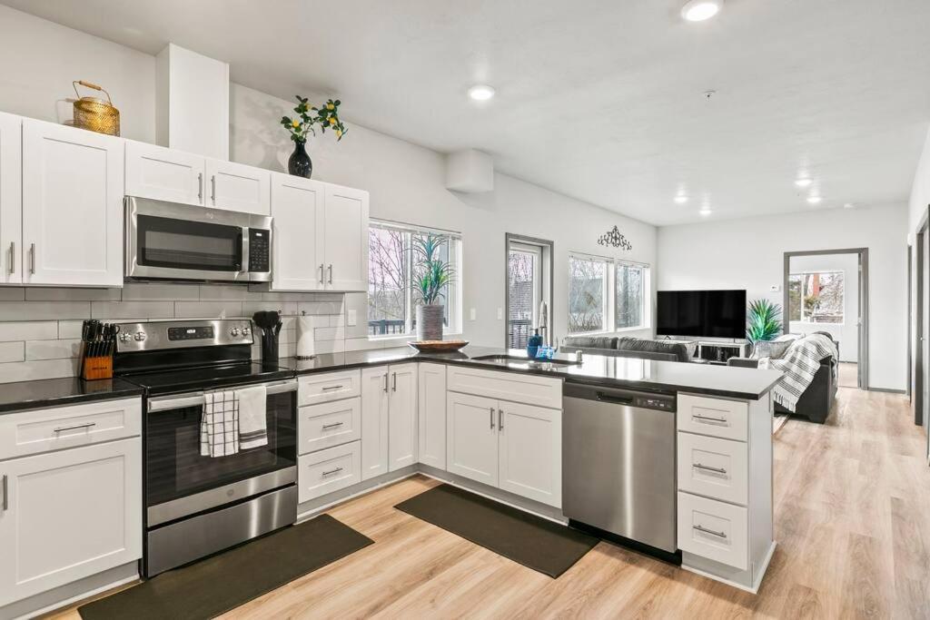 Spacious New 2 Bed 2 Bath Apt By Downtown 스포캔 외부 사진