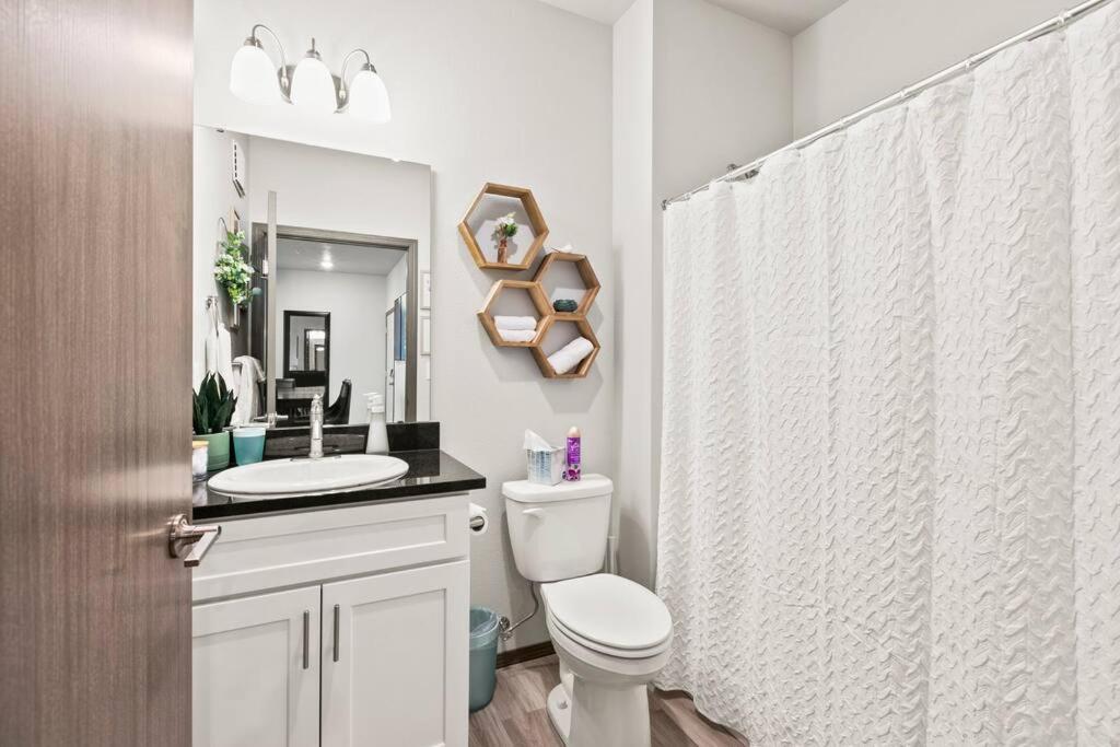 Spacious New 2 Bed 2 Bath Apt By Downtown 스포캔 외부 사진