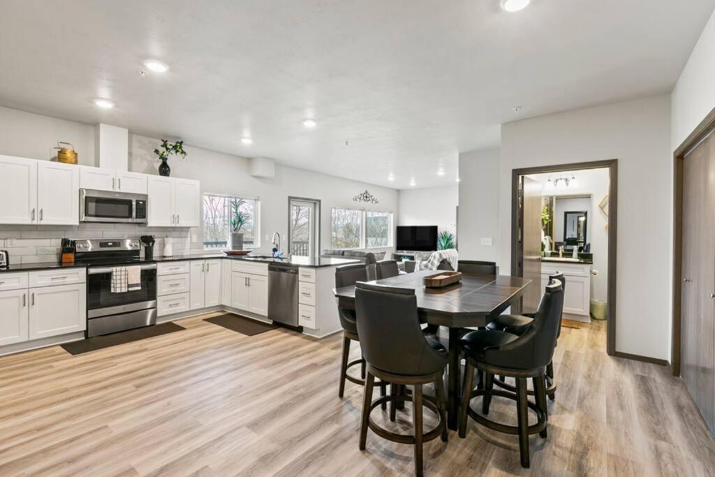 Spacious New 2 Bed 2 Bath Apt By Downtown 스포캔 외부 사진