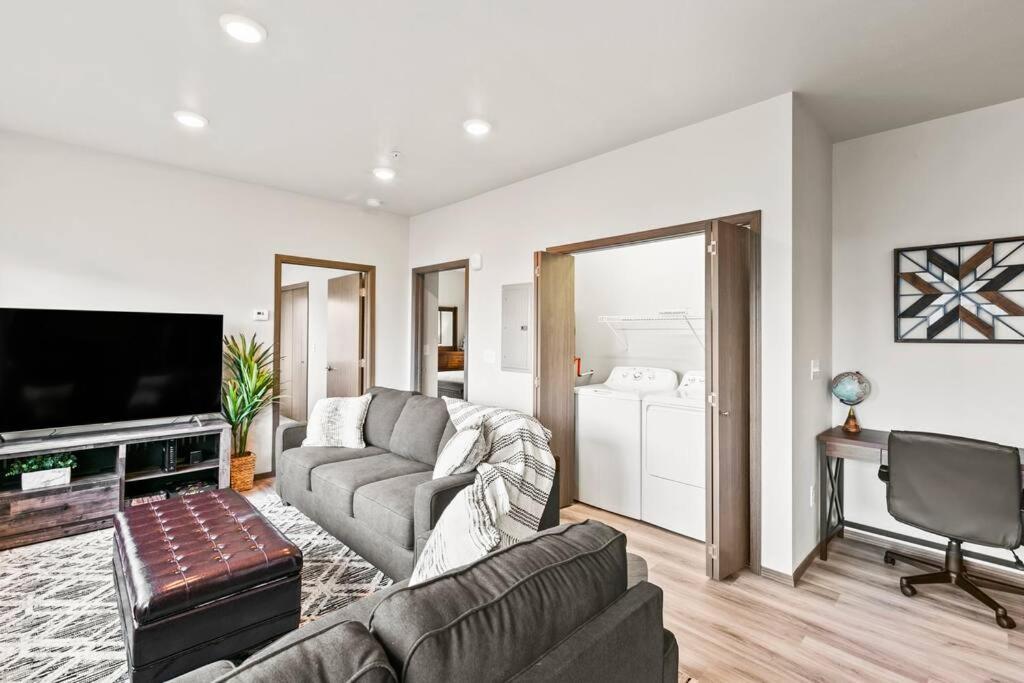 Spacious New 2 Bed 2 Bath Apt By Downtown 스포캔 외부 사진