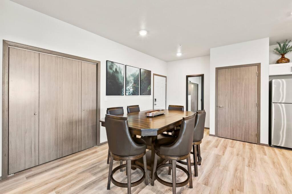 Spacious New 2 Bed 2 Bath Apt By Downtown 스포캔 외부 사진