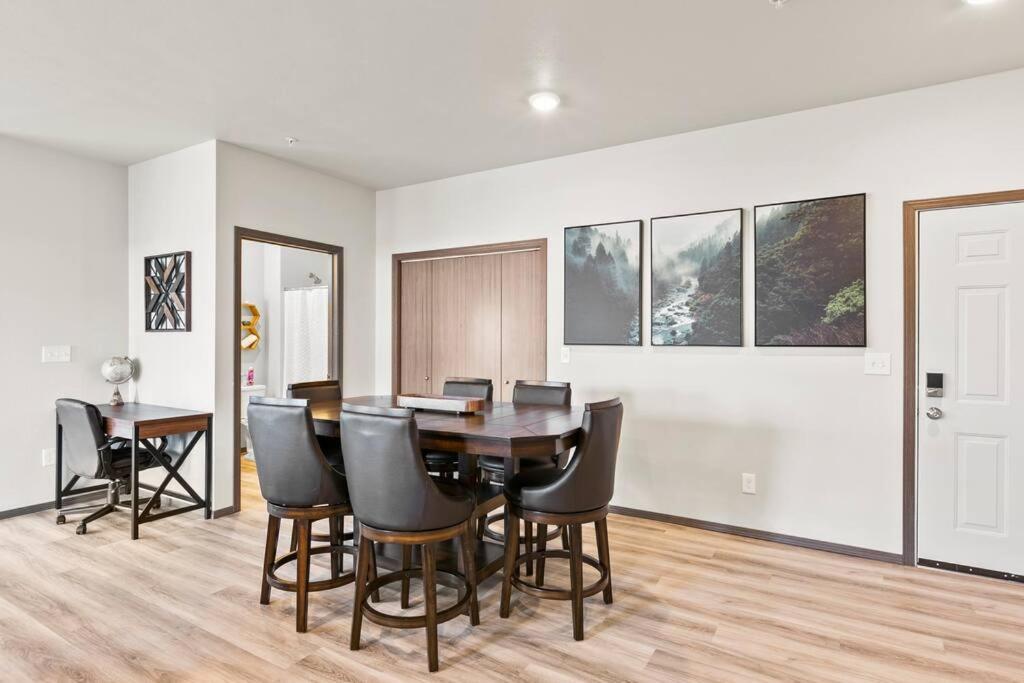 Spacious New 2 Bed 2 Bath Apt By Downtown 스포캔 외부 사진