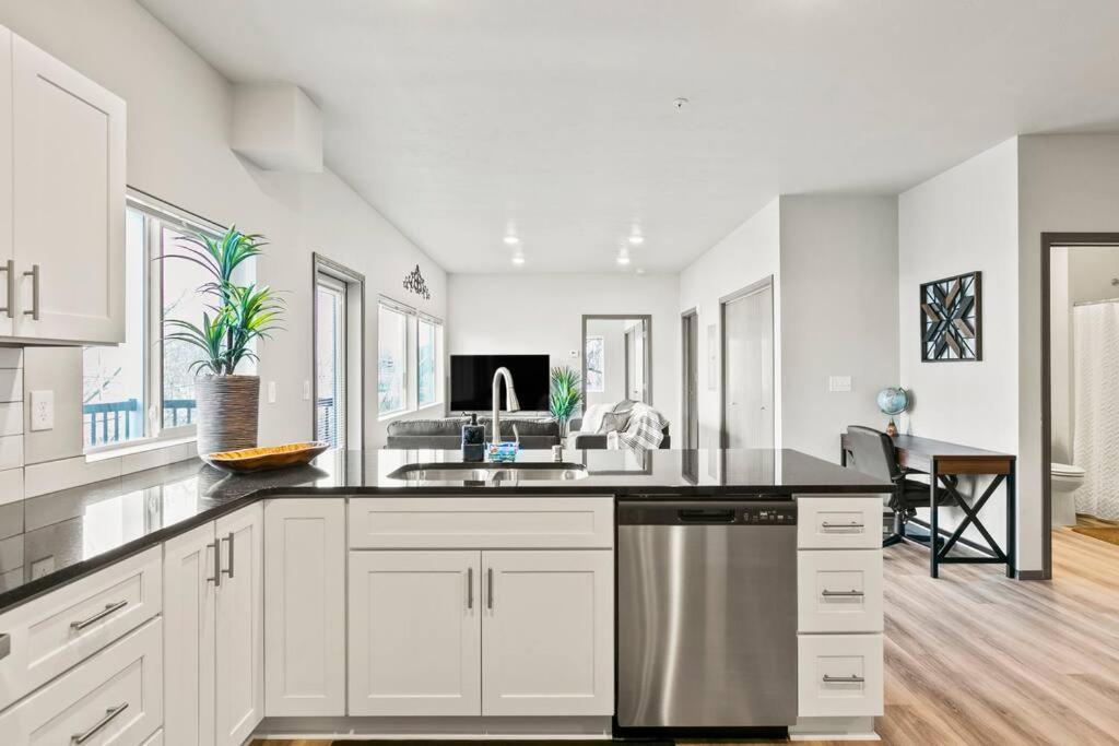 Spacious New 2 Bed 2 Bath Apt By Downtown 스포캔 외부 사진